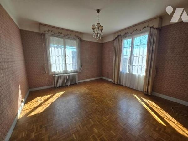 Centre-ville de Condé sur Noireau, une maison d'habitation en copropriété de 7 pièces principal...