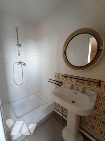 Centre-ville de Condé sur Noireau, une maison d'habitation en copropriété de 7 pièces principal...