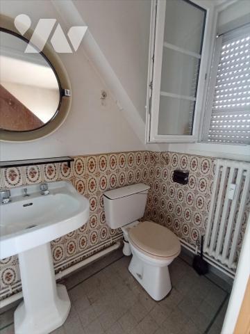 Centre-ville de Condé sur Noireau, une maison d'habitation en copropriété de 7 pièces principal...