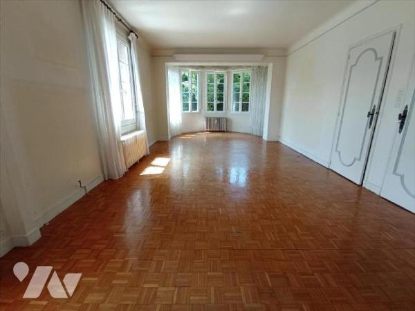 Centre-ville de Condé sur Noireau, une maison d'habitation en copropriété de 7 pièces principal...