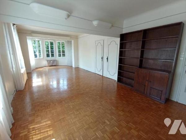 Centre-ville de Condé sur Noireau, une maison d'habitation en copropriété de 7 pièces principal...