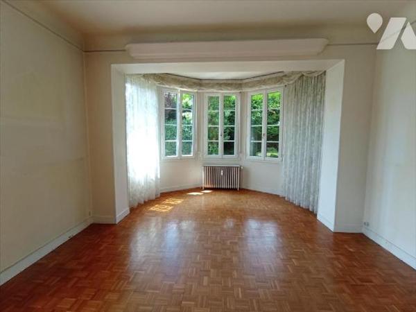 Centre-ville de Condé sur Noireau, une maison d'habitation en copropriété de 7 pièces principal...