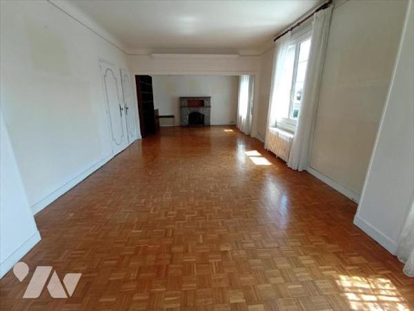 Centre-ville de Condé sur Noireau, une maison d'habitation en copropriété de 7 pièces principal...