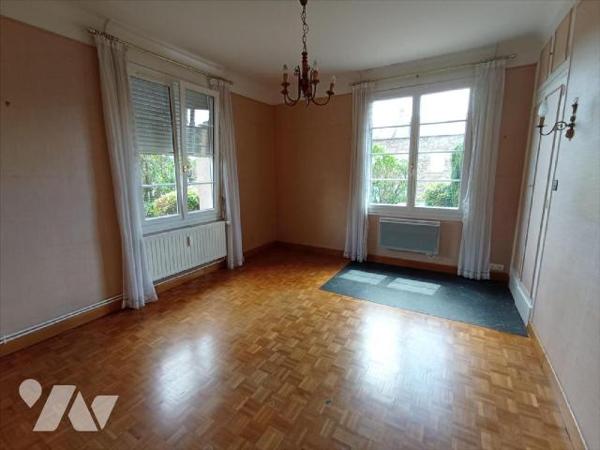 Centre-ville de Condé sur Noireau, une maison d'habitation en copropriété de 7 pièces principal...