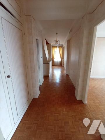 Centre-ville de Condé sur Noireau, une maison d'habitation en copropriété de 7 pièces principal...