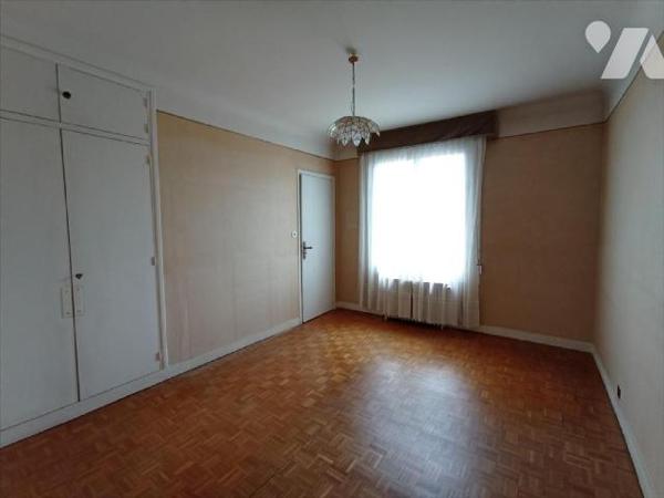 Centre-ville de Condé sur Noireau, une maison d'habitation en copropriété de 7 pièces principal...