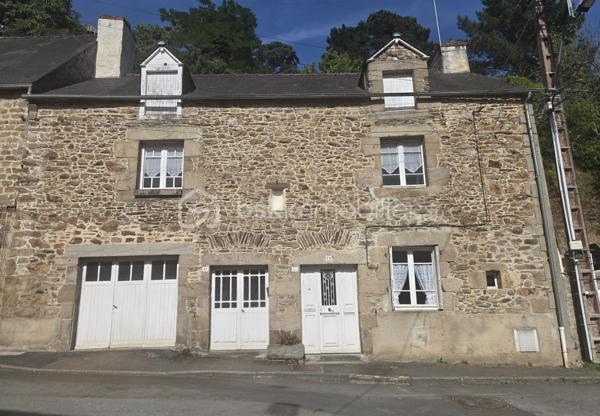 Située dans le secteur prisé de Léhon, aujourd'hui rattaché à la commune de Dinan, découvrez cette authentique maison de ville en pierre d'environ 83 m² habitables, offrant une belle opportunité de révéler tout son caractère et de créer un intérieur qui vous ressemble.
Dès l'entrée, vous découvrirez une pièce de vie chaleureuse intégrant un espace cuisine, un garage attenant, un WC ainsi que deux accès indépendants, apportant praticité et fonctionnalité au quotidien.
À l'étage, le palier dessert deux chambres confortables et une salle d'eau avec WC. Les combles, actuellement aménagés en grenier, offrent un espace de stockage appréciable et pourront, selon vos envies, inspirer un futur projet d'aménagement.
À l'arrière de la maison, une courette d'environ 20 m², en partie couverte, n'attend plus que votre imagination pour être transformée en un véritable cocon extérieur. Avec quelques aménagements, elle deviendra un agréable espace de détente, idéal pour profiter des beaux jours en toute intimité.
Cette maison de caractère séduira les amoureux de la pierre et les acquéreurs désireux de rénover un bien à leur image. Que vous recherchiez votre future résidence principale, un premier achat ou un investissement, elle représente une belle opportunité dans un environnement apprécié de Dinan.
Et si cette maison était le point de départ de votre nouveau projet de vie ? Venez la découvrir, laissez-vous séduire par son authenticité et imaginez tout ce qu'elle peut devenir. Contactez-moi dès aujourd'hui pour organiser votre visite.