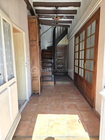 Située dans le secteur prisé de Léhon, aujourd'hui rattaché à la commune de Dinan, découvrez cette authentique maison de ville en pierre d'environ 83 m² habitables, offrant une belle opportunité de révéler tout son caractère et de créer un intérieur qui vous ressemble.
Dès l'entrée, vous découvrirez une pièce de vie chaleureuse intégrant un espace cuisine, un garage attenant, un WC ainsi que deux accès indépendants, apportant praticité et fonctionnalité au quotidien.
À l'étage, le palier dessert deux chambres confortables et une salle d'eau avec WC. Les combles, actuellement aménagés en grenier, offrent un espace de stockage appréciable et pourront, selon vos envies, inspirer un futur projet d'aménagement.
À l'arrière de la maison, une courette d'environ 20 m², en partie couverte, n'attend plus que votre imagination pour être transformée en un véritable cocon extérieur. Avec quelques aménagements, elle deviendra un agréable espace de détente, idéal pour profiter des beaux jours en toute intimité.
Cette maison de caractère séduira les amoureux de la pierre et les acquéreurs désireux de rénover un bien à leur image. Que vous recherchiez votre future résidence principale, un premier achat ou un investissement, elle représente une belle opportunité dans un environnement apprécié de Dinan.
Et si cette maison était le point de départ de votre nouveau projet de vie ? Venez la découvrir, laissez-vous séduire par son authenticité et imaginez tout ce qu'elle peut devenir. Contactez-moi dès aujourd'hui pour organiser votre visite.