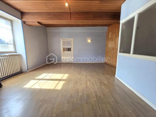Située dans le secteur prisé de Léhon, aujourd'hui rattaché à la commune de Dinan, découvrez cette authentique maison de ville en pierre d'environ 83 m² habitables, offrant une belle opportunité de révéler tout son caractère et de créer un intérieur qui vous ressemble.
Dès l'entrée, vous découvrirez une pièce de vie chaleureuse intégrant un espace cuisine, un garage attenant, un WC ainsi que deux accès indépendants, apportant praticité et fonctionnalité au quotidien.
À l'étage, le palier dessert deux chambres confortables et une salle d'eau avec WC. Les combles, actuellement aménagés en grenier, offrent un espace de stockage appréciable et pourront, selon vos envies, inspirer un futur projet d'aménagement.
À l'arrière de la maison, une courette d'environ 20 m², en partie couverte, n'attend plus que votre imagination pour être transformée en un véritable cocon extérieur. Avec quelques aménagements, elle deviendra un agréable espace de détente, idéal pour profiter des beaux jours en toute intimité.
Cette maison de caractère séduira les amoureux de la pierre et les acquéreurs désireux de rénover un bien à leur image. Que vous recherchiez votre future résidence principale, un premier achat ou un investissement, elle représente une belle opportunité dans un environnement apprécié de Dinan.
Et si cette maison était le point de départ de votre nouveau projet de vie ? Venez la découvrir, laissez-vous séduire par son authenticité et imaginez tout ce qu'elle peut devenir. Contactez-moi dès aujourd'hui pour organiser votre visite.