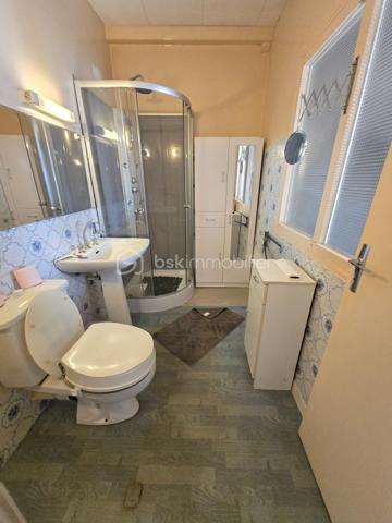 Située dans le secteur prisé de Léhon, aujourd'hui rattaché à la commune de Dinan, découvrez cette authentique maison de ville en pierre d'environ 83 m² habitables, offrant une belle opportunité de révéler tout son caractère et de créer un intérieur qui vous ressemble.
Dès l'entrée, vous découvrirez une pièce de vie chaleureuse intégrant un espace cuisine, un garage attenant, un WC ainsi que deux accès indépendants, apportant praticité et fonctionnalité au quotidien.
À l'étage, le palier dessert deux chambres confortables et une salle d'eau avec WC. Les combles, actuellement aménagés en grenier, offrent un espace de stockage appréciable et pourront, selon vos envies, inspirer un futur projet d'aménagement.
À l'arrière de la maison, une courette d'environ 20 m², en partie couverte, n'attend plus que votre imagination pour être transformée en un véritable cocon extérieur. Avec quelques aménagements, elle deviendra un agréable espace de détente, idéal pour profiter des beaux jours en toute intimité.
Cette maison de caractère séduira les amoureux de la pierre et les acquéreurs désireux de rénover un bien à leur image. Que vous recherchiez votre future résidence principale, un premier achat ou un investissement, elle représente une belle opportunité dans un environnement apprécié de Dinan.
Et si cette maison était le point de départ de votre nouveau projet de vie ? Venez la découvrir, laissez-vous séduire par son authenticité et imaginez tout ce qu'elle peut devenir. Contactez-moi dès aujourd'hui pour organiser votre visite.