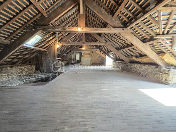 Située dans le secteur prisé de Léhon, aujourd'hui rattaché à la commune de Dinan, découvrez cette authentique maison de ville en pierre d'environ 83 m² habitables, offrant une belle opportunité de révéler tout son caractère et de créer un intérieur qui vous ressemble.
Dès l'entrée, vous découvrirez une pièce de vie chaleureuse intégrant un espace cuisine, un garage attenant, un WC ainsi que deux accès indépendants, apportant praticité et fonctionnalité au quotidien.
À l'étage, le palier dessert deux chambres confortables et une salle d'eau avec WC. Les combles, actuellement aménagés en grenier, offrent un espace de stockage appréciable et pourront, selon vos envies, inspirer un futur projet d'aménagement.
À l'arrière de la maison, une courette d'environ 20 m², en partie couverte, n'attend plus que votre imagination pour être transformée en un véritable cocon extérieur. Avec quelques aménagements, elle deviendra un agréable espace de détente, idéal pour profiter des beaux jours en toute intimité.
Cette maison de caractère séduira les amoureux de la pierre et les acquéreurs désireux de rénover un bien à leur image. Que vous recherchiez votre future résidence principale, un premier achat ou un investissement, elle représente une belle opportunité dans un environnement apprécié de Dinan.
Et si cette maison était le point de départ de votre nouveau projet de vie ? Venez la découvrir, laissez-vous séduire par son authenticité et imaginez tout ce qu'elle peut devenir. Contactez-moi dès aujourd'hui pour organiser votre visite.