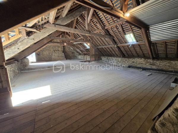 Située dans le secteur prisé de Léhon, aujourd'hui rattaché à la commune de Dinan, découvrez cette authentique maison de ville en pierre d'environ 83 m² habitables, offrant une belle opportunité de révéler tout son caractère et de créer un intérieur qui vous ressemble.
Dès l'entrée, vous découvrirez une pièce de vie chaleureuse intégrant un espace cuisine, un garage attenant, un WC ainsi que deux accès indépendants, apportant praticité et fonctionnalité au quotidien.
À l'étage, le palier dessert deux chambres confortables et une salle d'eau avec WC. Les combles, actuellement aménagés en grenier, offrent un espace de stockage appréciable et pourront, selon vos envies, inspirer un futur projet d'aménagement.
À l'arrière de la maison, une courette d'environ 20 m², en partie couverte, n'attend plus que votre imagination pour être transformée en un véritable cocon extérieur. Avec quelques aménagements, elle deviendra un agréable espace de détente, idéal pour profiter des beaux jours en toute intimité.
Cette maison de caractère séduira les amoureux de la pierre et les acquéreurs désireux de rénover un bien à leur image. Que vous recherchiez votre future résidence principale, un premier achat ou un investissement, elle représente une belle opportunité dans un environnement apprécié de Dinan.
Et si cette maison était le point de départ de votre nouveau projet de vie ? Venez la découvrir, laissez-vous séduire par son authenticité et imaginez tout ce qu'elle peut devenir. Contactez-moi dès aujourd'hui pour organiser votre visite.