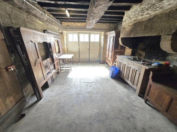 Située dans le secteur prisé de Léhon, aujourd'hui rattaché à la commune de Dinan, découvrez cette authentique maison de ville en pierre d'environ 83 m² habitables, offrant une belle opportunité de révéler tout son caractère et de créer un intérieur qui vous ressemble.
Dès l'entrée, vous découvrirez une pièce de vie chaleureuse intégrant un espace cuisine, un garage attenant, un WC ainsi que deux accès indépendants, apportant praticité et fonctionnalité au quotidien.
À l'étage, le palier dessert deux chambres confortables et une salle d'eau avec WC. Les combles, actuellement aménagés en grenier, offrent un espace de stockage appréciable et pourront, selon vos envies, inspirer un futur projet d'aménagement.
À l'arrière de la maison, une courette d'environ 20 m², en partie couverte, n'attend plus que votre imagination pour être transformée en un véritable cocon extérieur. Avec quelques aménagements, elle deviendra un agréable espace de détente, idéal pour profiter des beaux jours en toute intimité.
Cette maison de caractère séduira les amoureux de la pierre et les acquéreurs désireux de rénover un bien à leur image. Que vous recherchiez votre future résidence principale, un premier achat ou un investissement, elle représente une belle opportunité dans un environnement apprécié de Dinan.
Et si cette maison était le point de départ de votre nouveau projet de vie ? Venez la découvrir, laissez-vous séduire par son authenticité et imaginez tout ce qu'elle peut devenir. Contactez-moi dès aujourd'hui pour organiser votre visite.
