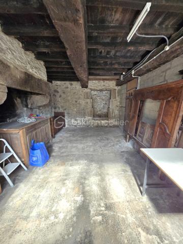 Située dans le secteur prisé de Léhon, aujourd'hui rattaché à la commune de Dinan, découvrez cette authentique maison de ville en pierre d'environ 83 m² habitables, offrant une belle opportunité de révéler tout son caractère et de créer un intérieur qui vous ressemble.
Dès l'entrée, vous découvrirez une pièce de vie chaleureuse intégrant un espace cuisine, un garage attenant, un WC ainsi que deux accès indépendants, apportant praticité et fonctionnalité au quotidien.
À l'étage, le palier dessert deux chambres confortables et une salle d'eau avec WC. Les combles, actuellement aménagés en grenier, offrent un espace de stockage appréciable et pourront, selon vos envies, inspirer un futur projet d'aménagement.
À l'arrière de la maison, une courette d'environ 20 m², en partie couverte, n'attend plus que votre imagination pour être transformée en un véritable cocon extérieur. Avec quelques aménagements, elle deviendra un agréable espace de détente, idéal pour profiter des beaux jours en toute intimité.
Cette maison de caractère séduira les amoureux de la pierre et les acquéreurs désireux de rénover un bien à leur image. Que vous recherchiez votre future résidence principale, un premier achat ou un investissement, elle représente une belle opportunité dans un environnement apprécié de Dinan.
Et si cette maison était le point de départ de votre nouveau projet de vie ? Venez la découvrir, laissez-vous séduire par son authenticité et imaginez tout ce qu'elle peut devenir. Contactez-moi dès aujourd'hui pour organiser votre visite.