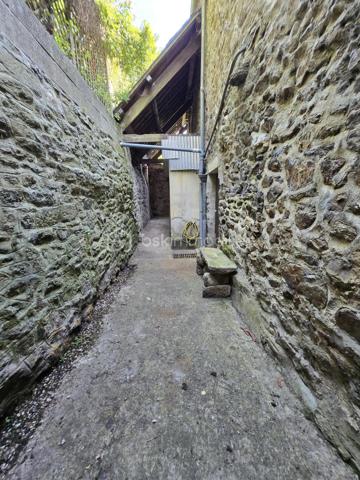 Située dans le secteur prisé de Léhon, aujourd'hui rattaché à la commune de Dinan, découvrez cette authentique maison de ville en pierre d'environ 83 m² habitables, offrant une belle opportunité de révéler tout son caractère et de créer un intérieur qui vous ressemble.
Dès l'entrée, vous découvrirez une pièce de vie chaleureuse intégrant un espace cuisine, un garage attenant, un WC ainsi que deux accès indépendants, apportant praticité et fonctionnalité au quotidien.
À l'étage, le palier dessert deux chambres confortables et une salle d'eau avec WC. Les combles, actuellement aménagés en grenier, offrent un espace de stockage appréciable et pourront, selon vos envies, inspirer un futur projet d'aménagement.
À l'arrière de la maison, une courette d'environ 20 m², en partie couverte, n'attend plus que votre imagination pour être transformée en un véritable cocon extérieur. Avec quelques aménagements, elle deviendra un agréable espace de détente, idéal pour profiter des beaux jours en toute intimité.
Cette maison de caractère séduira les amoureux de la pierre et les acquéreurs désireux de rénover un bien à leur image. Que vous recherchiez votre future résidence principale, un premier achat ou un investissement, elle représente une belle opportunité dans un environnement apprécié de Dinan.
Et si cette maison était le point de départ de votre nouveau projet de vie ? Venez la découvrir, laissez-vous séduire par son authenticité et imaginez tout ce qu'elle peut devenir. Contactez-moi dès aujourd'hui pour organiser votre visite.