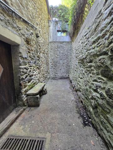 Située dans le secteur prisé de Léhon, aujourd'hui rattaché à la commune de Dinan, découvrez cette authentique maison de ville en pierre d'environ 83 m² habitables, offrant une belle opportunité de révéler tout son caractère et de créer un intérieur qui vous ressemble.
Dès l'entrée, vous découvrirez une pièce de vie chaleureuse intégrant un espace cuisine, un garage attenant, un WC ainsi que deux accès indépendants, apportant praticité et fonctionnalité au quotidien.
À l'étage, le palier dessert deux chambres confortables et une salle d'eau avec WC. Les combles, actuellement aménagés en grenier, offrent un espace de stockage appréciable et pourront, selon vos envies, inspirer un futur projet d'aménagement.
À l'arrière de la maison, une courette d'environ 20 m², en partie couverte, n'attend plus que votre imagination pour être transformée en un véritable cocon extérieur. Avec quelques aménagements, elle deviendra un agréable espace de détente, idéal pour profiter des beaux jours en toute intimité.
Cette maison de caractère séduira les amoureux de la pierre et les acquéreurs désireux de rénover un bien à leur image. Que vous recherchiez votre future résidence principale, un premier achat ou un investissement, elle représente une belle opportunité dans un environnement apprécié de Dinan.
Et si cette maison était le point de départ de votre nouveau projet de vie ? Venez la découvrir, laissez-vous séduire par son authenticité et imaginez tout ce qu'elle peut devenir. Contactez-moi dès aujourd'hui pour organiser votre visite.