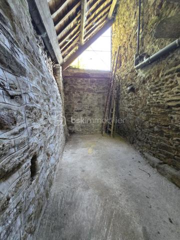 Située dans le secteur prisé de Léhon, aujourd'hui rattaché à la commune de Dinan, découvrez cette authentique maison de ville en pierre d'environ 83 m² habitables, offrant une belle opportunité de révéler tout son caractère et de créer un intérieur qui vous ressemble.
Dès l'entrée, vous découvrirez une pièce de vie chaleureuse intégrant un espace cuisine, un garage attenant, un WC ainsi que deux accès indépendants, apportant praticité et fonctionnalité au quotidien.
À l'étage, le palier dessert deux chambres confortables et une salle d'eau avec WC. Les combles, actuellement aménagés en grenier, offrent un espace de stockage appréciable et pourront, selon vos envies, inspirer un futur projet d'aménagement.
À l'arrière de la maison, une courette d'environ 20 m², en partie couverte, n'attend plus que votre imagination pour être transformée en un véritable cocon extérieur. Avec quelques aménagements, elle deviendra un agréable espace de détente, idéal pour profiter des beaux jours en toute intimité.
Cette maison de caractère séduira les amoureux de la pierre et les acquéreurs désireux de rénover un bien à leur image. Que vous recherchiez votre future résidence principale, un premier achat ou un investissement, elle représente une belle opportunité dans un environnement apprécié de Dinan.
Et si cette maison était le point de départ de votre nouveau projet de vie ? Venez la découvrir, laissez-vous séduire par son authenticité et imaginez tout ce qu'elle peut devenir. Contactez-moi dès aujourd'hui pour organiser votre visite.