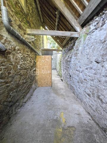 Située dans le secteur prisé de Léhon, aujourd'hui rattaché à la commune de Dinan, découvrez cette authentique maison de ville en pierre d'environ 83 m² habitables, offrant une belle opportunité de révéler tout son caractère et de créer un intérieur qui vous ressemble.
Dès l'entrée, vous découvrirez une pièce de vie chaleureuse intégrant un espace cuisine, un garage attenant, un WC ainsi que deux accès indépendants, apportant praticité et fonctionnalité au quotidien.
À l'étage, le palier dessert deux chambres confortables et une salle d'eau avec WC. Les combles, actuellement aménagés en grenier, offrent un espace de stockage appréciable et pourront, selon vos envies, inspirer un futur projet d'aménagement.
À l'arrière de la maison, une courette d'environ 20 m², en partie couverte, n'attend plus que votre imagination pour être transformée en un véritable cocon extérieur. Avec quelques aménagements, elle deviendra un agréable espace de détente, idéal pour profiter des beaux jours en toute intimité.
Cette maison de caractère séduira les amoureux de la pierre et les acquéreurs désireux de rénover un bien à leur image. Que vous recherchiez votre future résidence principale, un premier achat ou un investissement, elle représente une belle opportunité dans un environnement apprécié de Dinan.
Et si cette maison était le point de départ de votre nouveau projet de vie ? Venez la découvrir, laissez-vous séduire par son authenticité et imaginez tout ce qu'elle peut devenir. Contactez-moi dès aujourd'hui pour organiser votre visite.