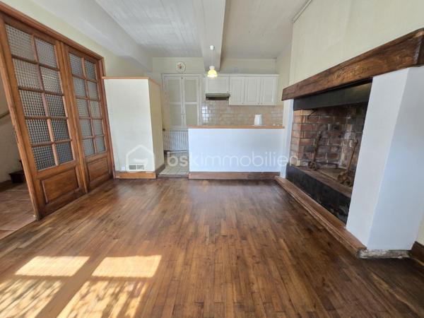 Située dans le secteur prisé de Léhon, aujourd'hui rattaché à la commune de Dinan, découvrez cette authentique maison de ville en pierre d'environ 83 m² habitables, offrant une belle opportunité de révéler tout son caractère et de créer un intérieur qui vous ressemble.
Dès l'entrée, vous découvrirez une pièce de vie chaleureuse intégrant un espace cuisine, un garage attenant, un WC ainsi que deux accès indépendants, apportant praticité et fonctionnalité au quotidien.
À l'étage, le palier dessert deux chambres confortables et une salle d'eau avec WC. Les combles, actuellement aménagés en grenier, offrent un espace de stockage appréciable et pourront, selon vos envies, inspirer un futur projet d'aménagement.
À l'arrière de la maison, une courette d'environ 20 m², en partie couverte, n'attend plus que votre imagination pour être transformée en un véritable cocon extérieur. Avec quelques aménagements, elle deviendra un agréable espace de détente, idéal pour profiter des beaux jours en toute intimité.
Cette maison de caractère séduira les amoureux de la pierre et les acquéreurs désireux de rénover un bien à leur image. Que vous recherchiez votre future résidence principale, un premier achat ou un investissement, elle représente une belle opportunité dans un environnement apprécié de Dinan.
Et si cette maison était le point de départ de votre nouveau projet de vie ? Venez la découvrir, laissez-vous séduire par son authenticité et imaginez tout ce qu'elle peut devenir. Contactez-moi dès aujourd'hui pour organiser votre visite.