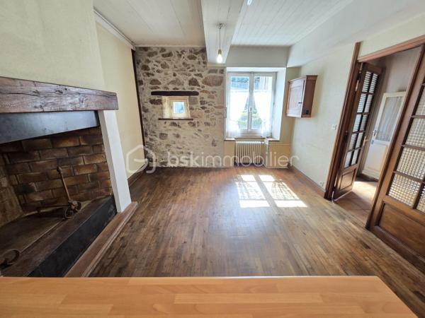 Située dans le secteur prisé de Léhon, aujourd'hui rattaché à la commune de Dinan, découvrez cette authentique maison de ville en pierre d'environ 83 m² habitables, offrant une belle opportunité de révéler tout son caractère et de créer un intérieur qui vous ressemble.
Dès l'entrée, vous découvrirez une pièce de vie chaleureuse intégrant un espace cuisine, un garage attenant, un WC ainsi que deux accès indépendants, apportant praticité et fonctionnalité au quotidien.
À l'étage, le palier dessert deux chambres confortables et une salle d'eau avec WC. Les combles, actuellement aménagés en grenier, offrent un espace de stockage appréciable et pourront, selon vos envies, inspirer un futur projet d'aménagement.
À l'arrière de la maison, une courette d'environ 20 m², en partie couverte, n'attend plus que votre imagination pour être transformée en un véritable cocon extérieur. Avec quelques aménagements, elle deviendra un agréable espace de détente, idéal pour profiter des beaux jours en toute intimité.
Cette maison de caractère séduira les amoureux de la pierre et les acquéreurs désireux de rénover un bien à leur image. Que vous recherchiez votre future résidence principale, un premier achat ou un investissement, elle représente une belle opportunité dans un environnement apprécié de Dinan.
Et si cette maison était le point de départ de votre nouveau projet de vie ? Venez la découvrir, laissez-vous séduire par son authenticité et imaginez tout ce qu'elle peut devenir. Contactez-moi dès aujourd'hui pour organiser votre visite.