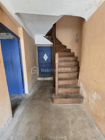 Située dans le secteur prisé de Léhon, aujourd'hui rattaché à la commune de Dinan, découvrez cette authentique maison de ville en pierre d'environ 83 m² habitables, offrant une belle opportunité de révéler tout son caractère et de créer un intérieur qui vous ressemble.
Dès l'entrée, vous découvrirez une pièce de vie chaleureuse intégrant un espace cuisine, un garage attenant, un WC ainsi que deux accès indépendants, apportant praticité et fonctionnalité au quotidien.
À l'étage, le palier dessert deux chambres confortables et une salle d'eau avec WC. Les combles, actuellement aménagés en grenier, offrent un espace de stockage appréciable et pourront, selon vos envies, inspirer un futur projet d'aménagement.
À l'arrière de la maison, une courette d'environ 20 m², en partie couverte, n'attend plus que votre imagination pour être transformée en un véritable cocon extérieur. Avec quelques aménagements, elle deviendra un agréable espace de détente, idéal pour profiter des beaux jours en toute intimité.
Cette maison de caractère séduira les amoureux de la pierre et les acquéreurs désireux de rénover un bien à leur image. Que vous recherchiez votre future résidence principale, un premier achat ou un investissement, elle représente une belle opportunité dans un environnement apprécié de Dinan.
Et si cette maison était le point de départ de votre nouveau projet de vie ? Venez la découvrir, laissez-vous séduire par son authenticité et imaginez tout ce qu'elle peut devenir. Contactez-moi dès aujourd'hui pour organiser votre visite.