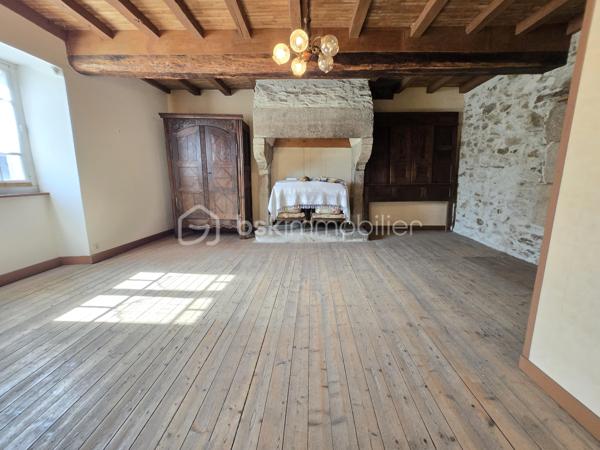Située dans le secteur prisé de Léhon, aujourd'hui rattaché à la commune de Dinan, découvrez cette authentique maison de ville en pierre d'environ 83 m² habitables, offrant une belle opportunité de révéler tout son caractère et de créer un intérieur qui vous ressemble.
Dès l'entrée, vous découvrirez une pièce de vie chaleureuse intégrant un espace cuisine, un garage attenant, un WC ainsi que deux accès indépendants, apportant praticité et fonctionnalité au quotidien.
À l'étage, le palier dessert deux chambres confortables et une salle d'eau avec WC. Les combles, actuellement aménagés en grenier, offrent un espace de stockage appréciable et pourront, selon vos envies, inspirer un futur projet d'aménagement.
À l'arrière de la maison, une courette d'environ 20 m², en partie couverte, n'attend plus que votre imagination pour être transformée en un véritable cocon extérieur. Avec quelques aménagements, elle deviendra un agréable espace de détente, idéal pour profiter des beaux jours en toute intimité.
Cette maison de caractère séduira les amoureux de la pierre et les acquéreurs désireux de rénover un bien à leur image. Que vous recherchiez votre future résidence principale, un premier achat ou un investissement, elle représente une belle opportunité dans un environnement apprécié de Dinan.
Et si cette maison était le point de départ de votre nouveau projet de vie ? Venez la découvrir, laissez-vous séduire par son authenticité et imaginez tout ce qu'elle peut devenir. Contactez-moi dès aujourd'hui pour organiser votre visite.