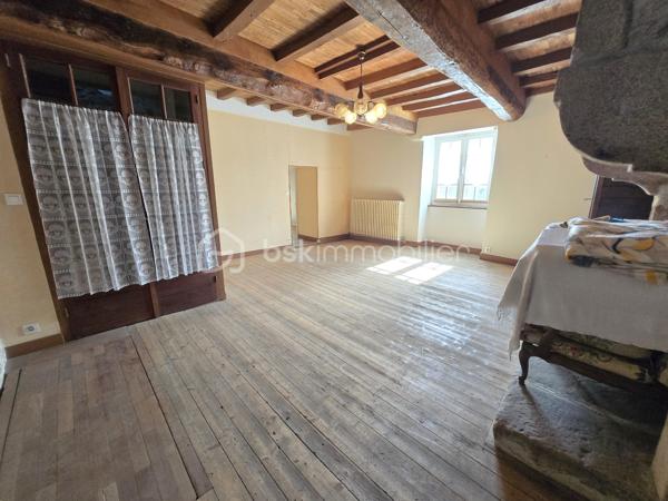 Située dans le secteur prisé de Léhon, aujourd'hui rattaché à la commune de Dinan, découvrez cette authentique maison de ville en pierre d'environ 83 m² habitables, offrant une belle opportunité de révéler tout son caractère et de créer un intérieur qui vous ressemble.
Dès l'entrée, vous découvrirez une pièce de vie chaleureuse intégrant un espace cuisine, un garage attenant, un WC ainsi que deux accès indépendants, apportant praticité et fonctionnalité au quotidien.
À l'étage, le palier dessert deux chambres confortables et une salle d'eau avec WC. Les combles, actuellement aménagés en grenier, offrent un espace de stockage appréciable et pourront, selon vos envies, inspirer un futur projet d'aménagement.
À l'arrière de la maison, une courette d'environ 20 m², en partie couverte, n'attend plus que votre imagination pour être transformée en un véritable cocon extérieur. Avec quelques aménagements, elle deviendra un agréable espace de détente, idéal pour profiter des beaux jours en toute intimité.
Cette maison de caractère séduira les amoureux de la pierre et les acquéreurs désireux de rénover un bien à leur image. Que vous recherchiez votre future résidence principale, un premier achat ou un investissement, elle représente une belle opportunité dans un environnement apprécié de Dinan.
Et si cette maison était le point de départ de votre nouveau projet de vie ? Venez la découvrir, laissez-vous séduire par son authenticité et imaginez tout ce qu'elle peut devenir. Contactez-moi dès aujourd'hui pour organiser votre visite.