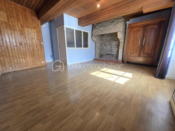 Située dans le secteur prisé de Léhon, aujourd'hui rattaché à la commune de Dinan, découvrez cette authentique maison de ville en pierre d'environ 83 m² habitables, offrant une belle opportunité de révéler tout son caractère et de créer un intérieur qui vous ressemble.
Dès l'entrée, vous découvrirez une pièce de vie chaleureuse intégrant un espace cuisine, un garage attenant, un WC ainsi que deux accès indépendants, apportant praticité et fonctionnalité au quotidien.
À l'étage, le palier dessert deux chambres confortables et une salle d'eau avec WC. Les combles, actuellement aménagés en grenier, offrent un espace de stockage appréciable et pourront, selon vos envies, inspirer un futur projet d'aménagement.
À l'arrière de la maison, une courette d'environ 20 m², en partie couverte, n'attend plus que votre imagination pour être transformée en un véritable cocon extérieur. Avec quelques aménagements, elle deviendra un agréable espace de détente, idéal pour profiter des beaux jours en toute intimité.
Cette maison de caractère séduira les amoureux de la pierre et les acquéreurs désireux de rénover un bien à leur image. Que vous recherchiez votre future résidence principale, un premier achat ou un investissement, elle représente une belle opportunité dans un environnement apprécié de Dinan.
Et si cette maison était le point de départ de votre nouveau projet de vie ? Venez la découvrir, laissez-vous séduire par son authenticité et imaginez tout ce qu'elle peut devenir. Contactez-moi dès aujourd'hui pour organiser votre visite.