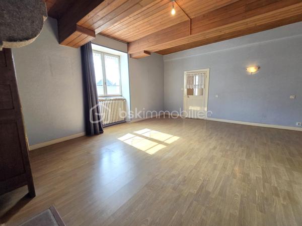 Située dans le secteur prisé de Léhon, aujourd'hui rattaché à la commune de Dinan, découvrez cette authentique maison de ville en pierre d'environ 83 m² habitables, offrant une belle opportunité de révéler tout son caractère et de créer un intérieur qui vous ressemble.
Dès l'entrée, vous découvrirez une pièce de vie chaleureuse intégrant un espace cuisine, un garage attenant, un WC ainsi que deux accès indépendants, apportant praticité et fonctionnalité au quotidien.
À l'étage, le palier dessert deux chambres confortables et une salle d'eau avec WC. Les combles, actuellement aménagés en grenier, offrent un espace de stockage appréciable et pourront, selon vos envies, inspirer un futur projet d'aménagement.
À l'arrière de la maison, une courette d'environ 20 m², en partie couverte, n'attend plus que votre imagination pour être transformée en un véritable cocon extérieur. Avec quelques aménagements, elle deviendra un agréable espace de détente, idéal pour profiter des beaux jours en toute intimité.
Cette maison de caractère séduira les amoureux de la pierre et les acquéreurs désireux de rénover un bien à leur image. Que vous recherchiez votre future résidence principale, un premier achat ou un investissement, elle représente une belle opportunité dans un environnement apprécié de Dinan.
Et si cette maison était le point de départ de votre nouveau projet de vie ? Venez la découvrir, laissez-vous séduire par son authenticité et imaginez tout ce qu'elle peut devenir. Contactez-moi dès aujourd'hui pour organiser votre visite.