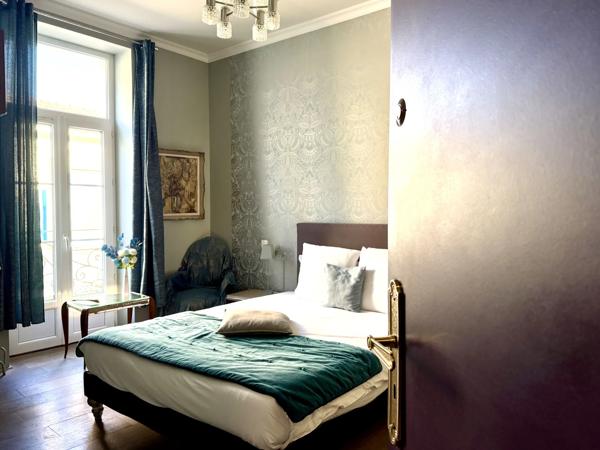 Acheter un bel immeuble en pierre rénové 268M2 à Bordeaux Gambetta/Pey Berland à usage mixte commercial pour partie et habitation