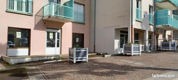 Belle affaire qui ne demande que sa réouverture et son exploitation. Bel emplacement, beaucoup de possibilités. Le prix indiqué est celui des murs commerciaux. Belle opportunité pour un couple de professionnels.