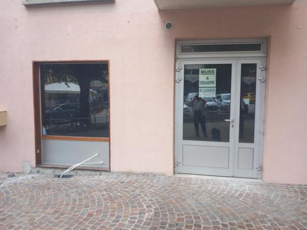 Belle affaire qui ne demande que sa réouverture et son exploitation. Bel emplacement, beaucoup de possibilités. Le prix indiqué est celui des murs commerciaux. Belle opportunité pour un couple de professionnels.