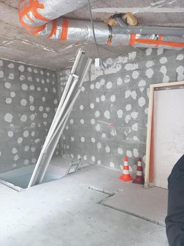 Belle affaire qui ne demande que sa réouverture et son exploitation. Bel emplacement, beaucoup de possibilités. Le prix indiqué est celui des murs commerciaux. Belle opportunité pour un couple de professionnels.