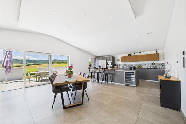 Maison individuelle, 8 garages, jardin