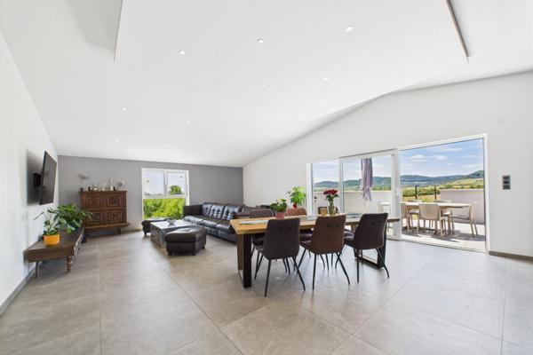 Maison individuelle, 8 garages, jardin