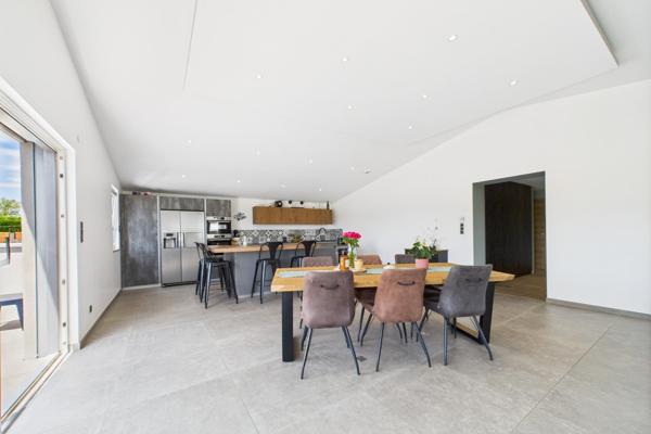 Maison individuelle, 8 garages, jardin