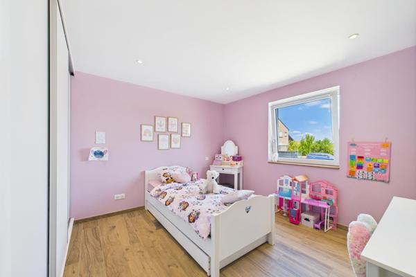 Maison individuelle, 8 garages, jardin
