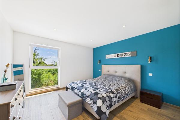 Maison individuelle, 8 garages, jardin