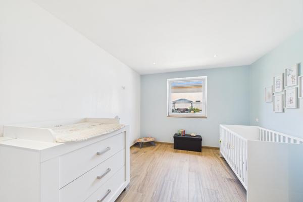Maison individuelle, 8 garages, jardin