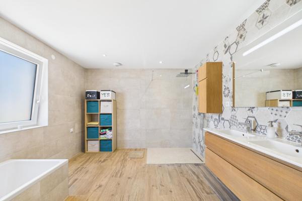 Maison individuelle, 8 garages, jardin