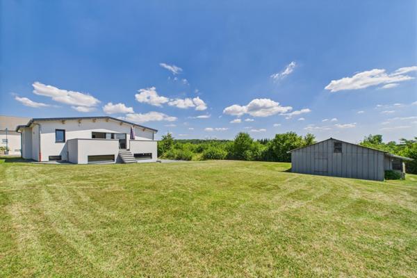 Maison individuelle, 8 garages, jardin