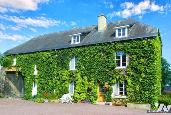 Maison d’habitation avec nombreuses dépendances sur terrain arboré avec mare