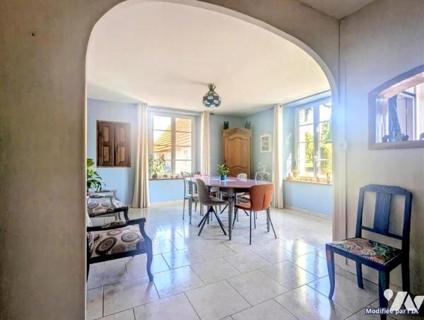 Maison d’habitation avec nombreuses dépendances sur terrain arboré avec mare