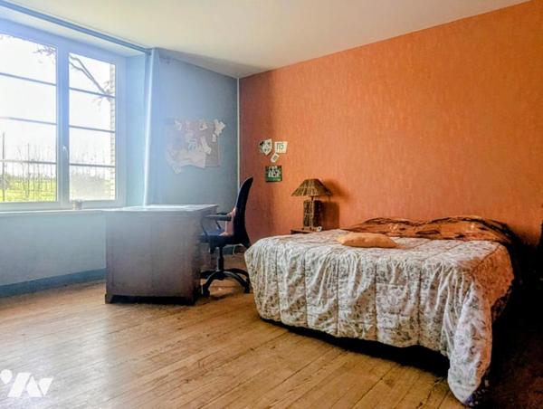 Maison d’habitation avec nombreuses dépendances sur terrain arboré avec mare