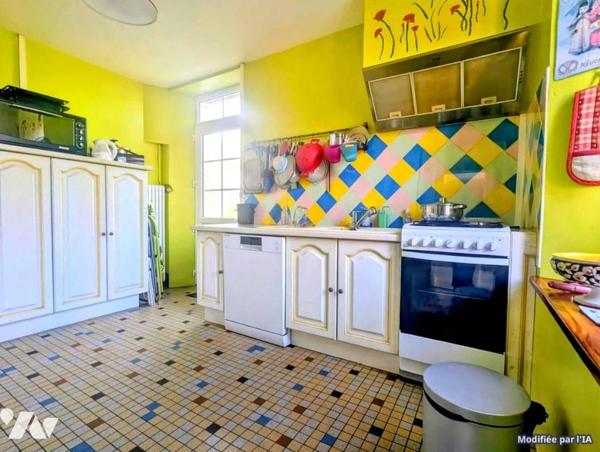 Maison d’habitation avec nombreuses dépendances sur terrain arboré avec mare