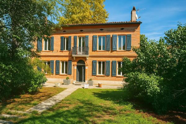 Coup de cœur pour les amoureux de l’ancien : volumes généreux, jardin arboré et potentiel rare.