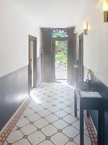 Coup de cœur pour les amoureux de l’ancien : volumes généreux, jardin arboré et potentiel rare.