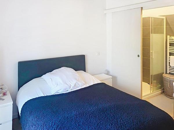 Coup de cœur pour les amoureux de l’ancien : volumes généreux, jardin arboré et potentiel rare.