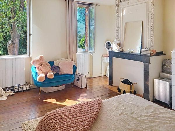 Coup de cœur pour les amoureux de l’ancien : volumes généreux, jardin arboré et potentiel rare.