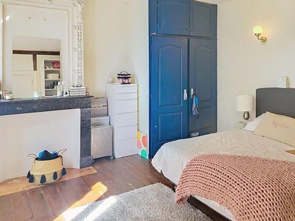 Coup de cœur pour les amoureux de l’ancien : volumes généreux, jardin arboré et potentiel rare.